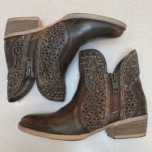 Circle G by Corral Distressed Light Brown Cutout Bootie Size 8 - Picture 5 of 7